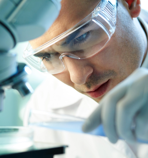 Científico mirando en un miroscopio